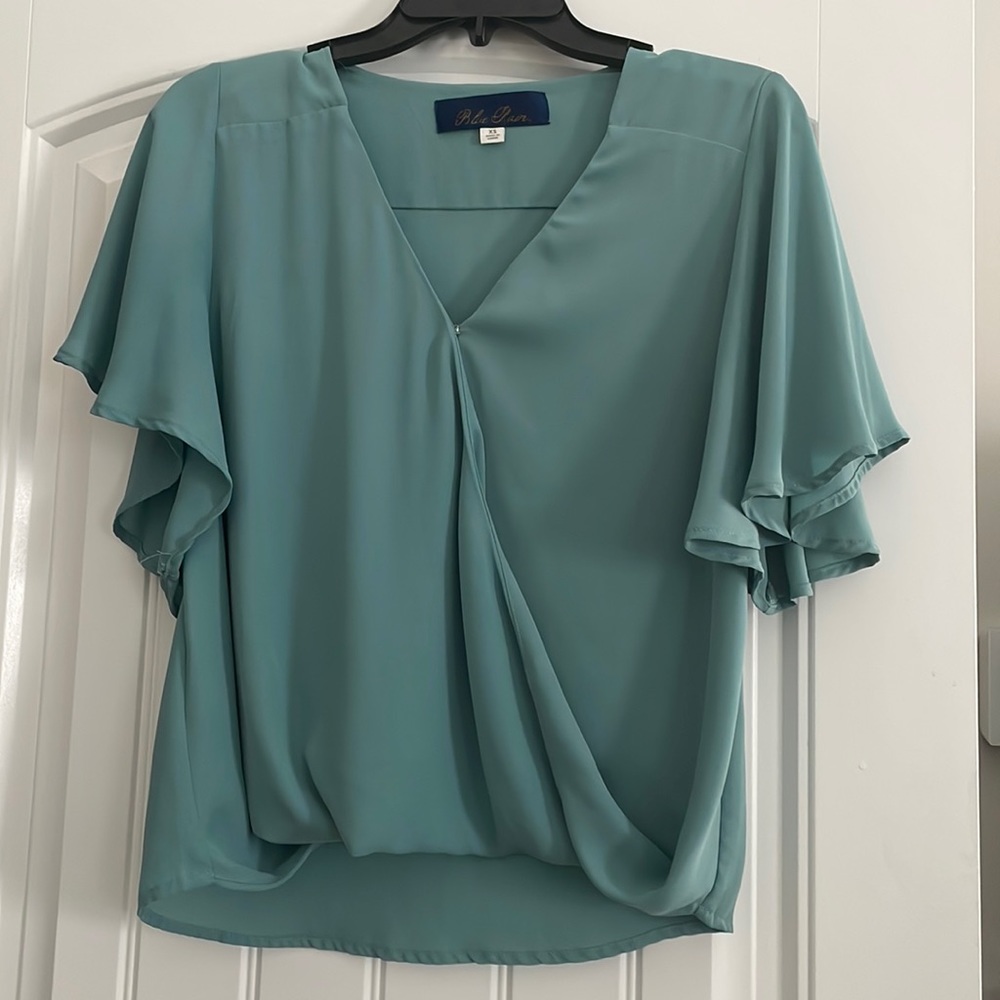 Feel green blouse with flutter sleeves